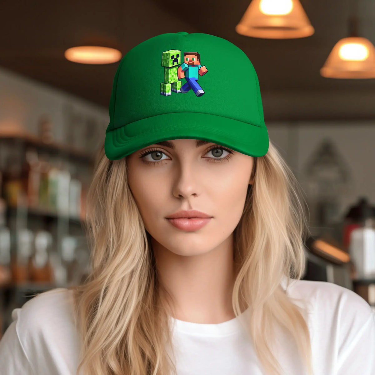 Kubinis nuotykių ieškotojas atranda už savęs „Creepers“ monstrą. Sunkvežimio vairuotojo kepurė. „Sun Hats“ kepurė. Reguliuojama „Snapback“ kepurė. Tinklinė beisbolo kepurė.