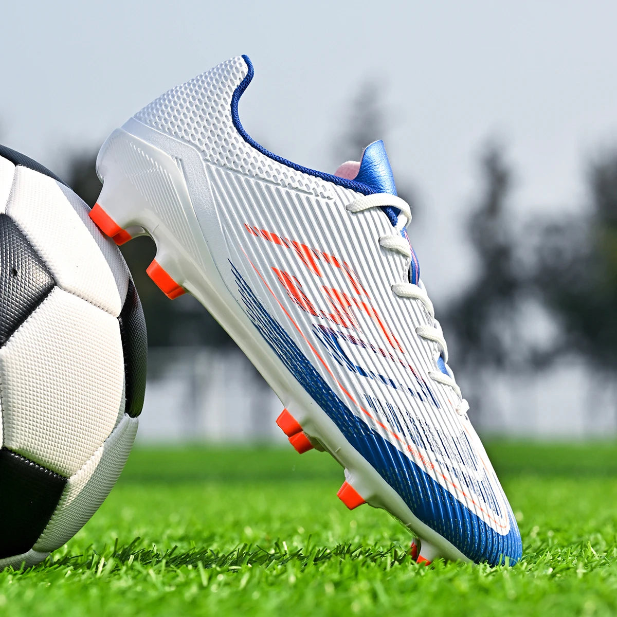 Chaussures de football AG/FG économiques avec tige en PU mélangé, crampons longs en TPU, antidérapantes et durables pour terrain en herbe