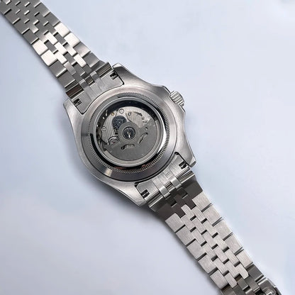 40 mm átmérőjű, YM Design kétirányban forgó keret, zafírüveg, világító számlap, NH35 szerkezethez, Jubile szíjjal ellátott luxus férfi karóra