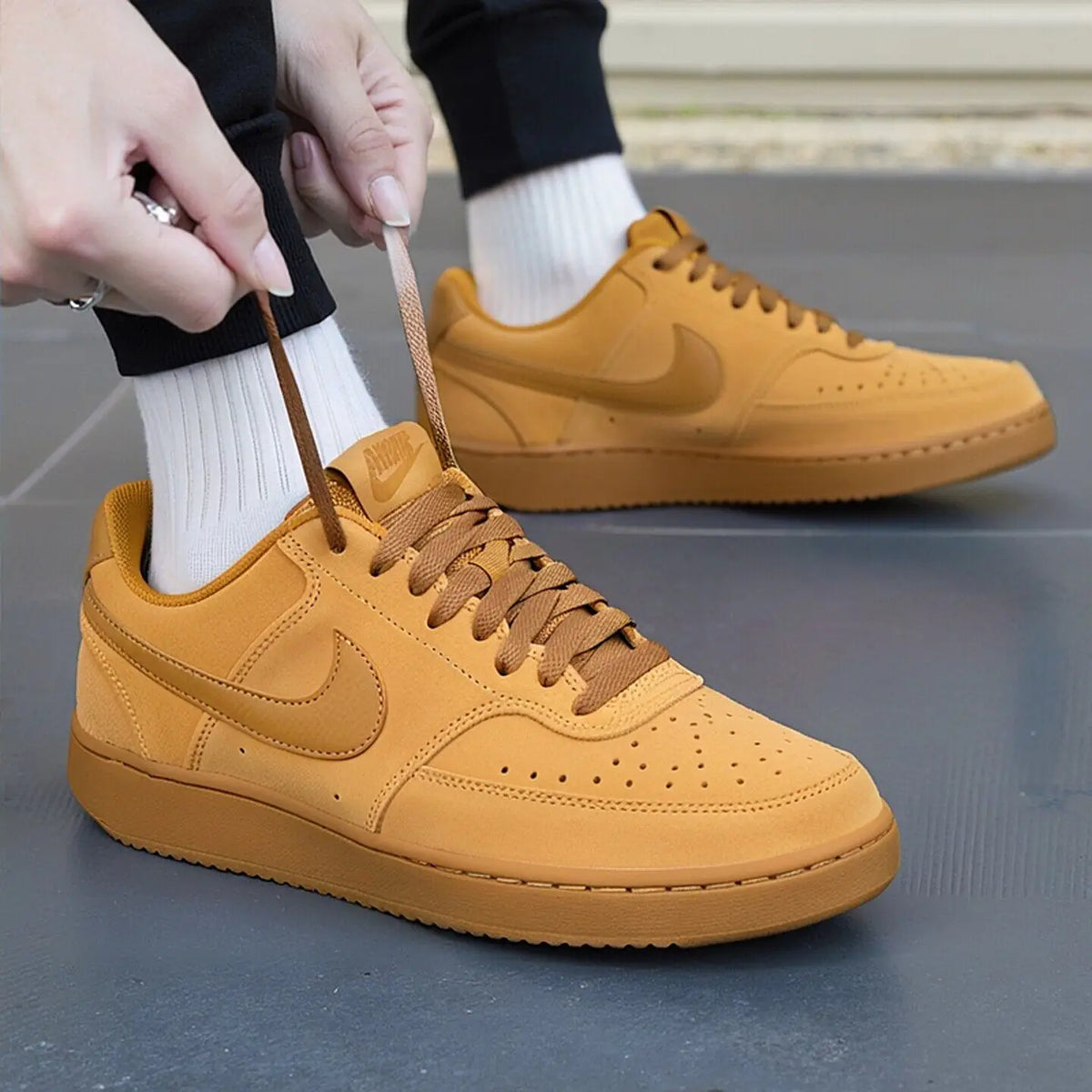 Nike IQ9749-700, baskets classiques pour hommes, modèle décontracté, respirantes, confortables, idéales pour la marche quotidienne et les activités sportives.