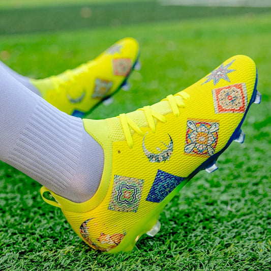 Dilimuisi atsparūs profesionalūs futbolo bateliai, daugiaspalviai, su stipriu sukibimu ir pusiausvyra, vasariniai lauko futbolo treniruočių bateliai