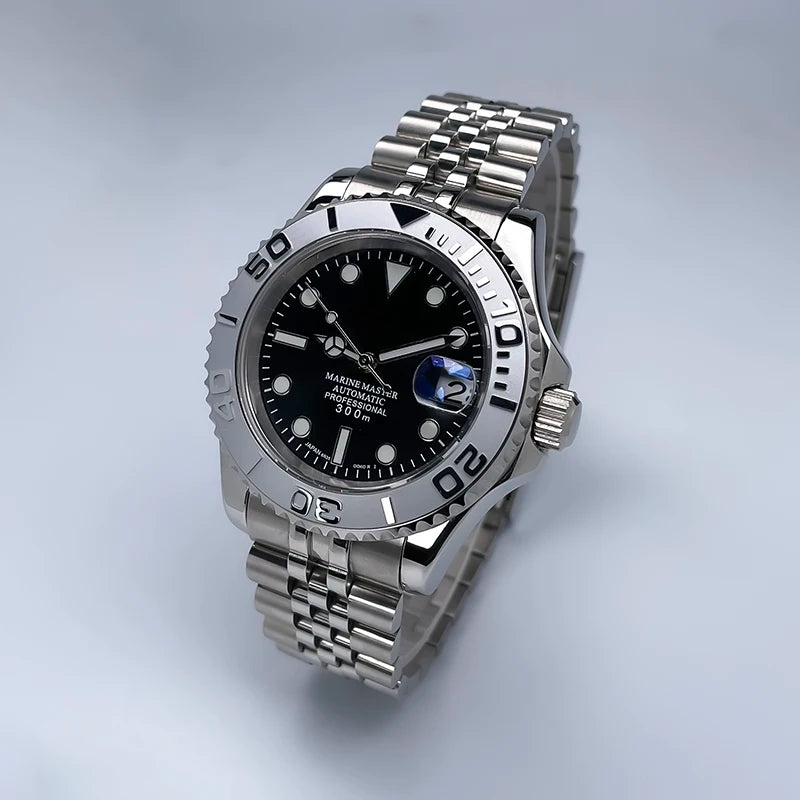 40 mm átmérőjű, YM Design kétirányban forgó keret, zafírüveg, világító számlap, NH35 szerkezethez, Jubile szíjjal ellátott luxus férfi karóra