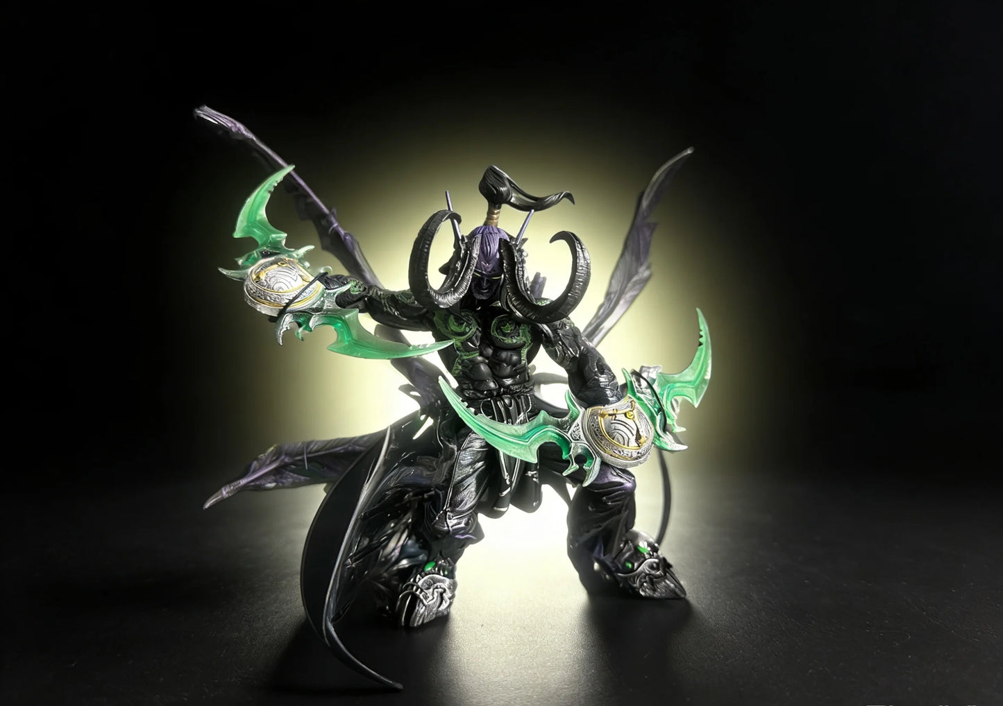 World of Warcraft Handheld Black Devil Hunter Illidan Fury Wind Ornament Lich King Arthas Model Boy