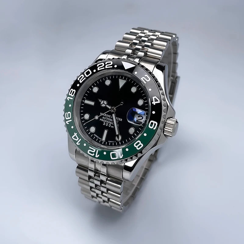 40 mm átmérőjű, YM Design kétirányban forgó keret, zafírüveg, világító számlap, NH35 szerkezethez, Jubile szíjjal ellátott luxus férfi karóra