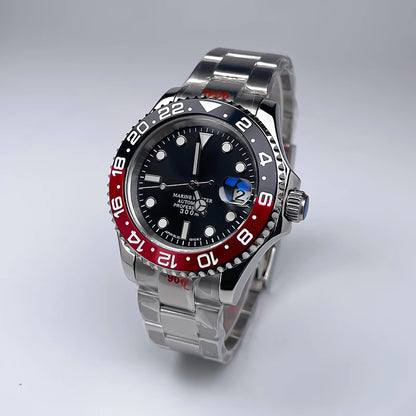 40 mm átmérőjű, YM Design kétirányban forgó keret, zafírüveg, világító számlap, NH35 szerkezethez, Jubile szíjjal ellátott luxus férfi karóra