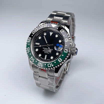 40 mm átmérőjű, YM Design kétirányban forgó keret, zafírüveg, világító számlap, NH35 szerkezethez, Jubile szíjjal ellátott luxus férfi karóra