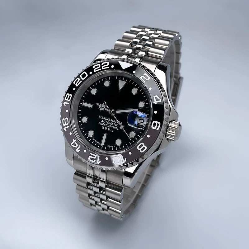 40 mm átmérőjű, YM Design kétirányban forgó keret, zafírüveg, világító számlap, NH35 szerkezethez, Jubile szíjjal ellátott luxus férfi karóra