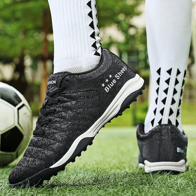 Nouveaux hommes chaussures de Football baskets bottes de Football antidérapant herbe intérieur haute qualité Match lumière Futsal crampons vente chaude en plein air