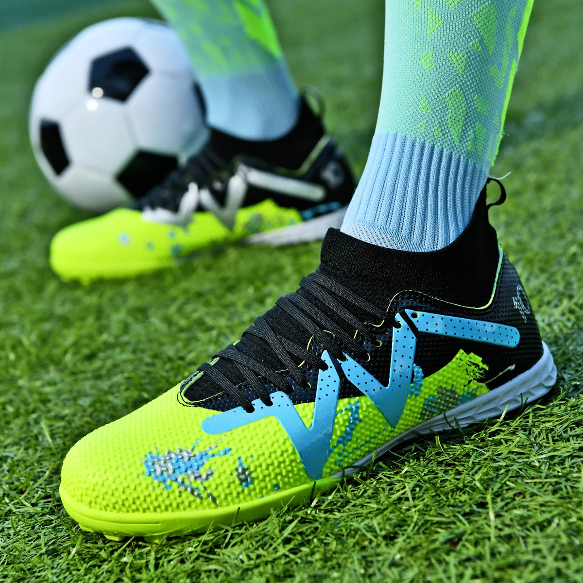 Chaussures d'entraînement unisexes Value Turf Trainers, tige en PU tissé, crampons en caoutchouc TF, antidérapantes, durables et économiques.