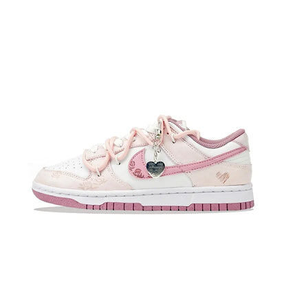 Baskets personnalisées Nike Dunk « Honeyed Rose » : nouvelles chaussures de skate basses pour femme, style chinois, peintes à la main avec un motif en forme de cœur