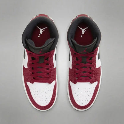 Nike Air Jordan 1 IQC493-600, baskets montantes pour hommes, chaussures de basketball rétro rouge, blanc et noir, dessus en cuir, style streetwear.