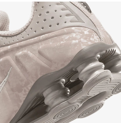 Originalūs Nike Shox R4 moteriški amortizuojantys žemaauliai bėgimo bateliai HV0934-001