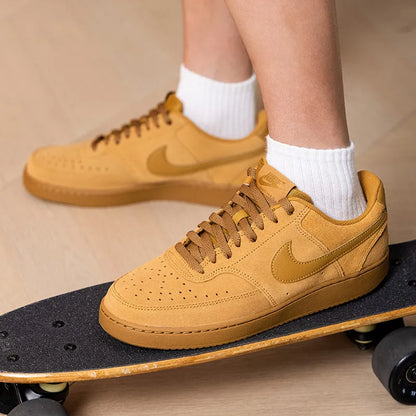 Nike IQ9749-700, baskets classiques pour hommes, modèle décontracté, respirantes, confortables, idéales pour la marche quotidienne et les activités sportives.