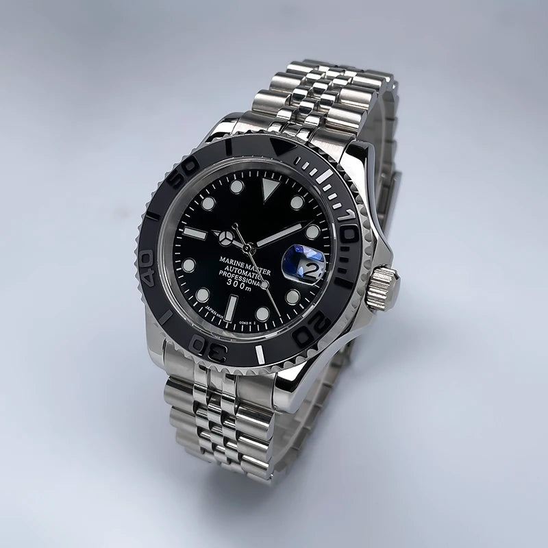 40 mm átmérőjű, YM Design kétirányban forgó keret, zafírüveg, világító számlap, NH35 szerkezethez, Jubile szíjjal ellátott luxus férfi karóra