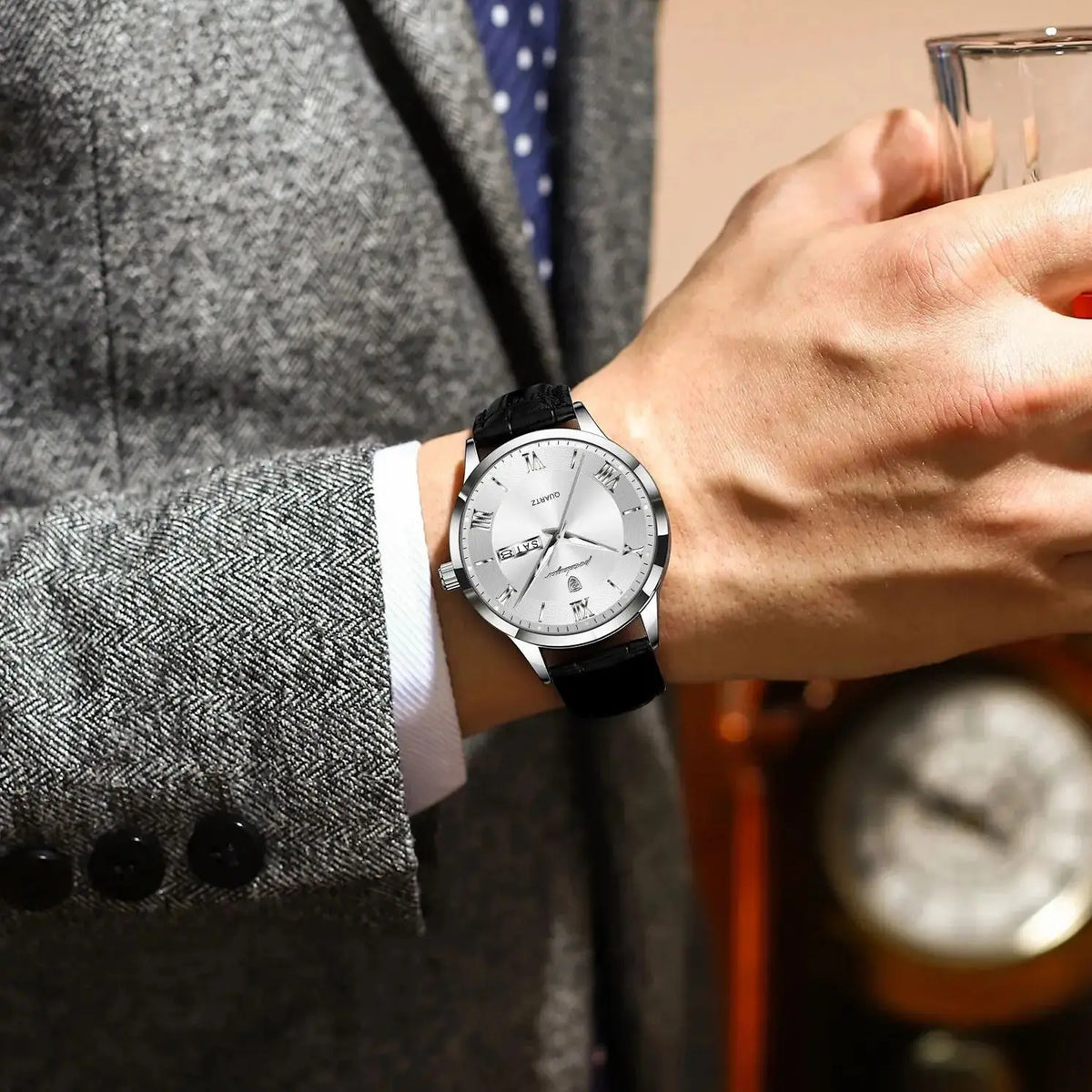 Trendy POEDAGAR men’s watch, leather strap, date and day display, luxury quartz watch, water-resistant, luminous, casual business style.