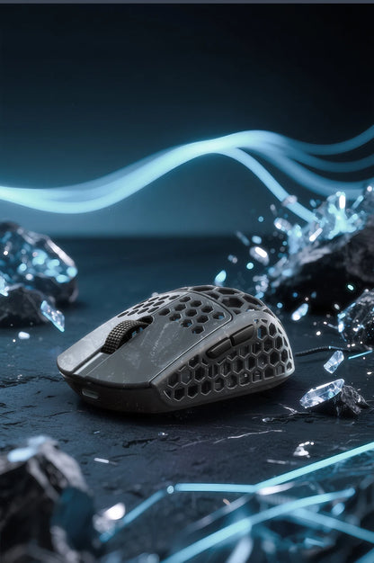 Darmoshark M5Air geschmiedete Carbonfaser kabellose 8K-Gaming-Maus PAW3950 30K DPI für kleine Hände, Finger-Grip, Game-Makro-Maus, leicht
