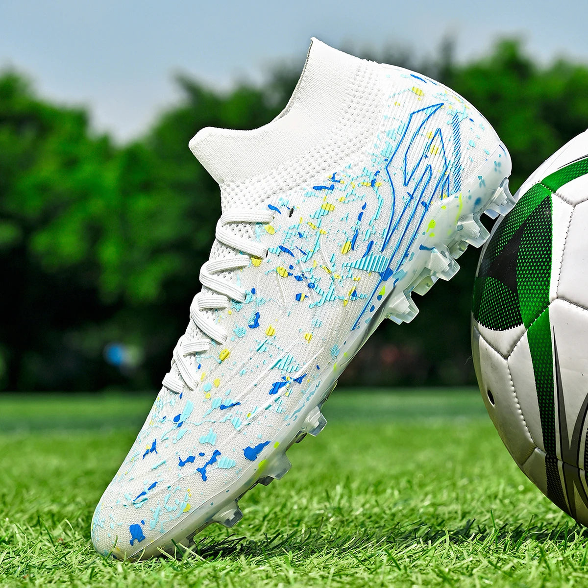 Chaussures de football pour hommes, crampons pour terrain en gazon, protection renforcée de la cheville, semelle intérieure absorbant les chocs, pour terrains en gazon naturel dur et légèrement artificiel.