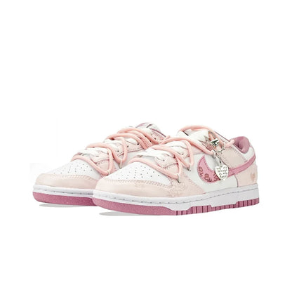Baskets personnalisées Nike Dunk « Honeyed Rose » : nouvelles chaussures de skate basses pour femme, style chinois, peintes à la main avec un motif en forme de cœur