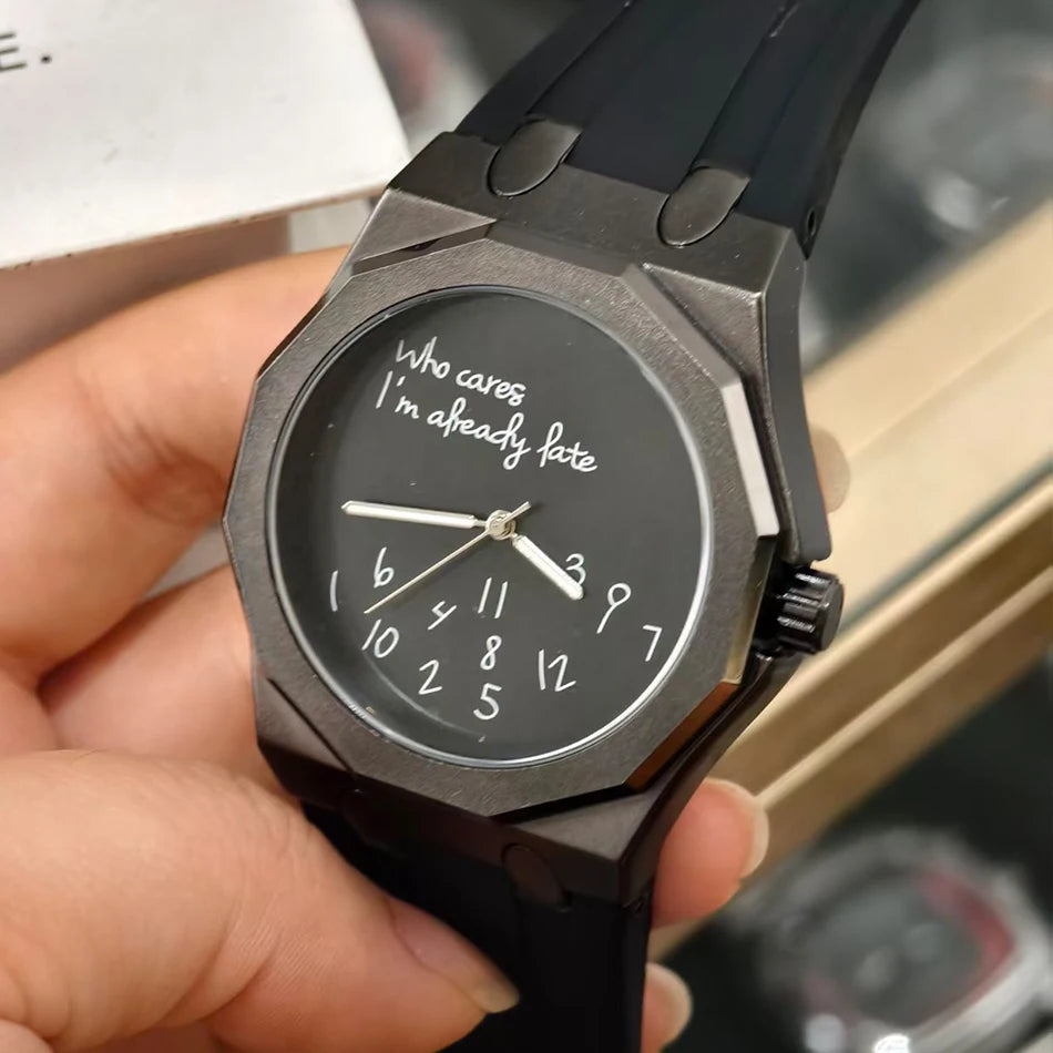 Luksuriøst herreur med ottekantet urkasse og silikonearmbånd, vandtæt, udstyret med en urskive med det humoristiske slogan »Who Cares I'm Already Late« (Og hvad så, jeg er allerede forsinket).